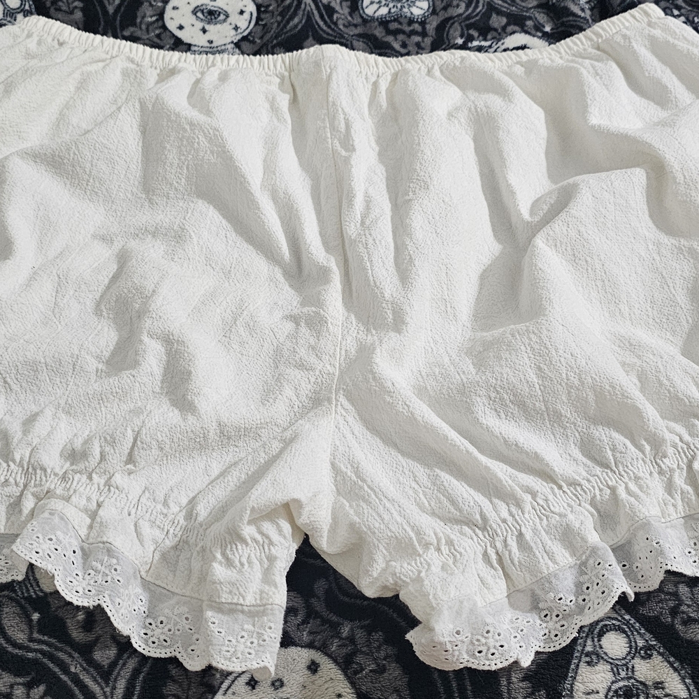 Bloomers - Picture 3 of 15